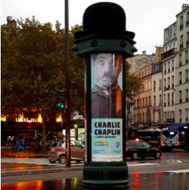 Charlie Chaplin rhabille Paris avec des chapeaux melons pour son exposition